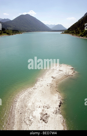 Sylvensteinspeicher-Stausee, wo der Isar, im Herbst in der Nähe von Lenggries, Bayern, Deutschland, Europa gestaut ist Stockfoto