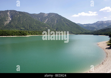 Sylvensteinspeicher-Stausee, wo der Isar, im Herbst in der Nähe von Lenggries, Bayern, Deutschland, Europa gestaut ist Stockfoto