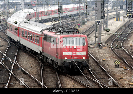 Elektrolokomotive der Deutschen Bahn AG auf die Gleisanlagen in der Nähe von Hauptbahnhof München, Bayern, Deutschland, Europa Stockfoto