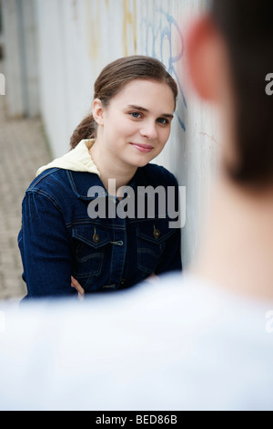 Teenager-Mädchen lächelnd in einen Jungen verliebt Stockfoto