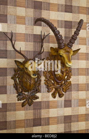 Kunststoff Leitern der Steinböcke und ein Reh montiert auf Nachahmung Holz Tapete, Seitenansicht Stockfoto