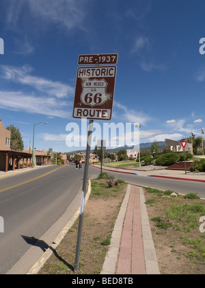 Ein Zeichen markieren Route 66 am Stadtrand von Santa Fe, New Mexico, USA. Stockfoto