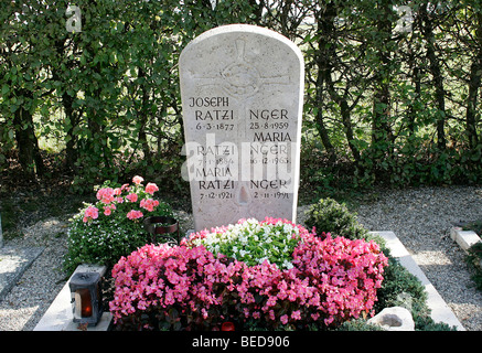 Grab der Familie Ratzinger, die Eltern und die Schwester von Joseph Ratzinger, Papst Benedikt XVI., in Penting in der Nähe von Regensburg, B Stockfoto