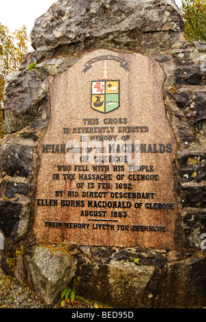 Denkmal für McIan, Chef des MacDonalds-Clans, zum Gedenken an das Glencoe-Massaker vom 13. Februar 1692. In Glencoe Village, Argyll, Schottland Stockfoto