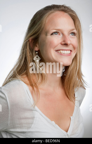 Schöne junge Frau lächelt Stockfoto
