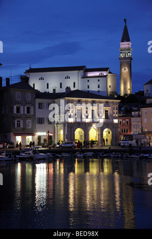 Slowenien, Piran, Hafen, Gesamtansicht, Skyline bei Nacht Stockfoto