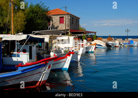 Bögen von vielen kleinen Fischerbooten im Hafen von Skala Sikaminia, Insel Lesbos, Ägäis, Griechenland, Europa Stockfoto