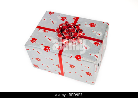 Weihnachtsgeschenk, umwickelt mit einer roten Schleife und Santa und Schneemann Papier Stockfoto