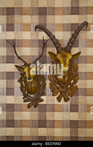 Kunststoff Leitern der Steinböcke und ein Reh montiert auf Nachahmung Holz Tapete, Frontalansicht Stockfoto