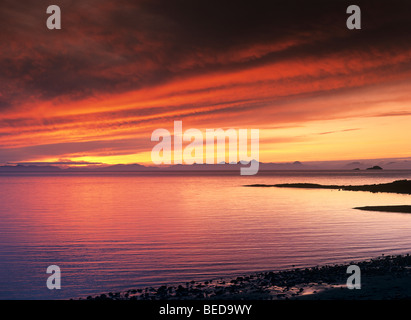Abendstimmung an der Kilmur Bucht, vor den Bergen der äußeren Hebriden, Schottland, Vereinigtes Königreich, Europa Stockfoto