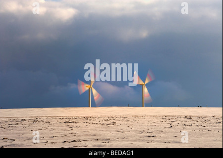 Zwei Windkraftanlagen vor einem düsteren Himmel, Ottobeuren, Unterallgaeu, Bayern, Deutschland, Europa Stockfoto