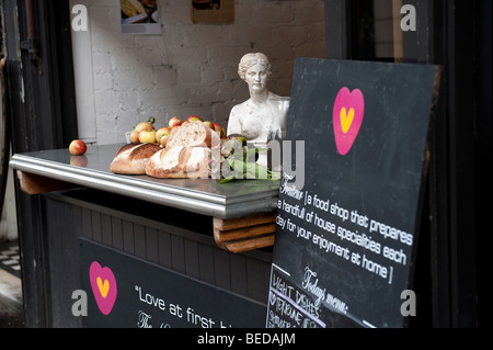 Tafel-Zeichen und Menüs außerhalb Herz Buchanan Feinkost und Café auf Byres Road im West End von Glasgow. Stockfoto