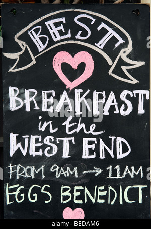 Tafel-Zeichen und Menüs außerhalb Herz Buchanan Feinkost und Café auf Byres Road im West End von Glasgow. Stockfoto