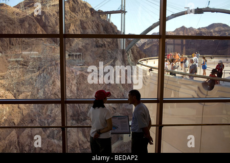 Ein paar genießen Sie den Ausblick von den Black Canyon und den Colorado River unterhalb am Hoover Dam Visitor Center in Boulder City, Nevada. Stockfoto