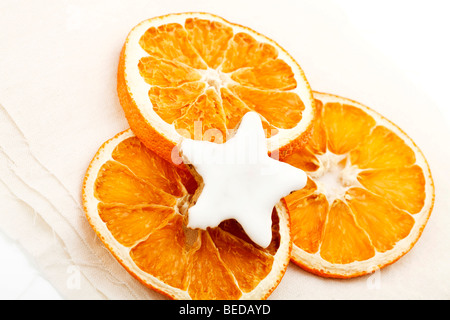 Getrocknete Orangenscheiben mit Zimt Stern Stockfoto