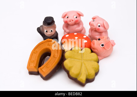 Glücksbringer aus Marzipan gemacht: Schweine, Schornsteinfeger, Kleeblatt, Pilz und ein Hufeisen Stockfoto