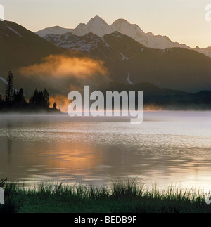 Misty auf See Yazevoye und Mount Belukha entstehen. Das Altai-Gebirge, Kasachstan Stockfoto