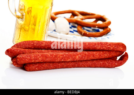 Schinken Sie Mettwurst Würstchen mit Bier, Weißwürste und gesalzene Brezeln, Bayerische Stockfoto