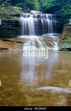 Ein Wasserfall in die Schlucht am Buttermilk Falls State Park, Ithaca, New York Stockfoto