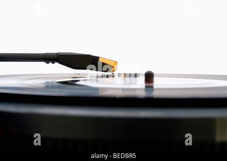 Nahaufnahme von einer alten Vinyl-Plattenspieler auf weißem Hintergrund Stockfoto