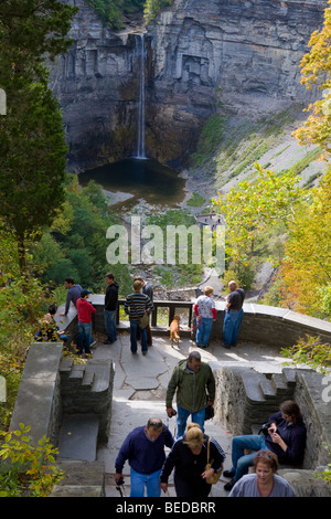 Menschenmassen drängen sich am Taughannock Falls in der Nähe von Lake Cayuga Finger Lakes New York übersehen Stockfoto