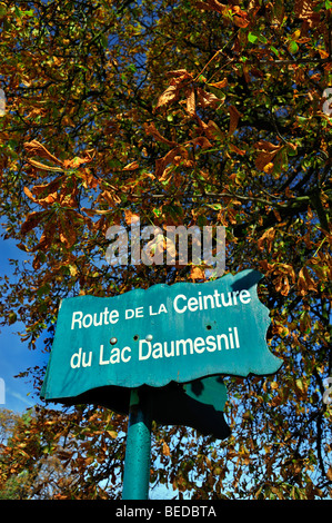 Paris, Frankreich - Nahaufnahme, Straßenschild im französischen Garten, 'Bois de Vincennes', Herbst Stockfoto