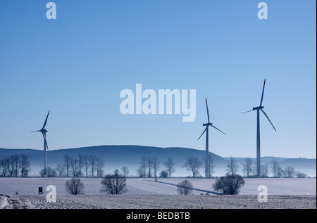 Winterliche Landschaft, Wind-Kraftwerk und Nebel Stockfoto