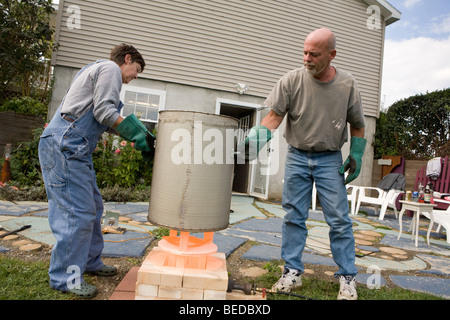 Erste Teil der Raku-Prozess ist ein Outdoor-Gas-Brennofen feuern um 1700 Grad, USA Stockfoto