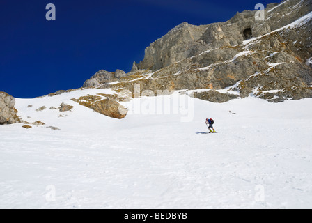 Skitouren, Skifahrer, aufsteigend von einem Felsen Kämmen, Rofan, Tirol, Österreich Stockfoto