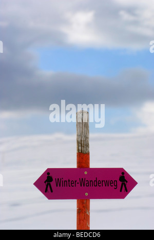 Melden Sie sich an einem Winterwanderweg, Graubünden, Schweiz, Europa Stockfoto