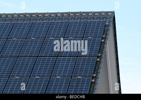 Sonnenkollektoren auf dem Dach, Mettmann, Nordrhein-Westfalen, Deutschland, Europa Stockfoto