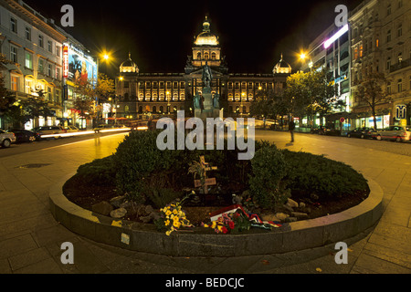 Denkmal für die Opfer des Kommunismus, unter anderem mit Jan Palach und das Nationalmuseum, Wenzelsplatz, Prag, Tschechien, Euro Stockfoto