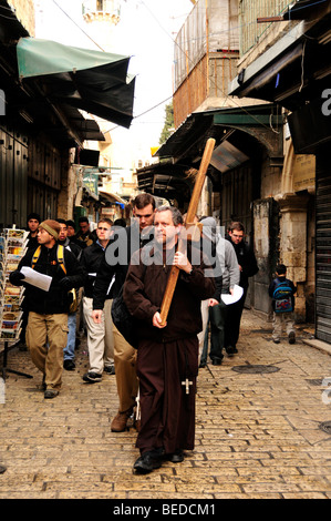 Christliche Pilger ein Holzkreuz auf der Via Dolorosa, Art und Weise des Elends, Kreuzweg, Jerusalem, Israel, dem Nahen Stockfoto