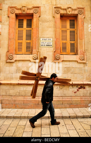 Junge Palästinenser tragen Vermietung Kreuze für die Pilger durch die Via Dolorosa, Jerusalem, Israel, dem Nahen Osten, Orient Stockfoto