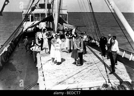 Historisches Foto, Paare tanzen auf einem Schiff, um 1928 Stockfoto