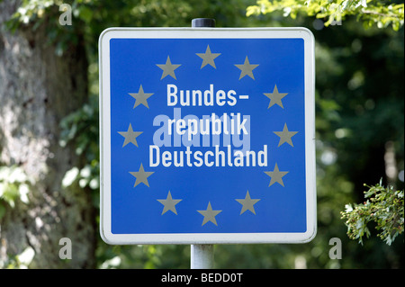 Zeichen der Grenze der Bundesrepublik Deutschland an der Grenze zu Österreich in der Nähe von Passau, Bayern, Deutschland, Europa. Stockfoto