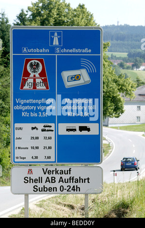 Informationen Board rund um die obligatorische Vignette und Maut auf Autobahnen und Schnellstraßen in Österreich an der Grenze zu Österreich Stockfoto