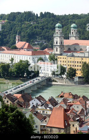 Blick auf die Innbruecke Brücke über den Fluss Inn und die Kathedrale Sankt Stephan, Passau, Bayern, Deutschland, Europa. Stockfoto