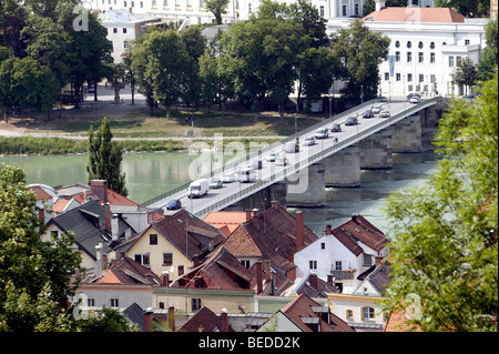 Blick auf die Innbruecke Brücke über den Fluss Inn, Passau, Bayern, Deutschland, Europa. Stockfoto