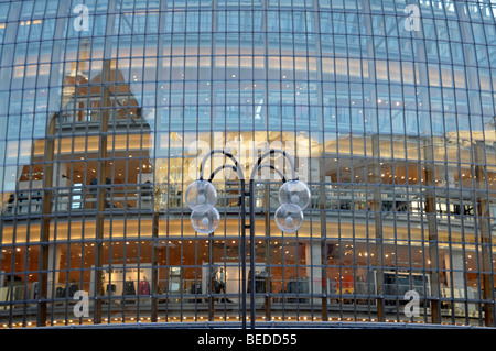 Peek & Cloppenburg speichern, Glas-Fassade des Einkaufszentrums Weltstadthaus Köln, Nordrhein-Westfalen, Deutschland, Europa Stockfoto
