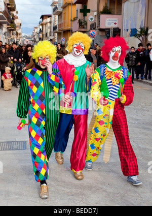 Drei Männer verkleidet als Clowns, Karneval am Faschingsdienstag, Balestrate, Sizilien, Italien, Südeuropa Stockfoto