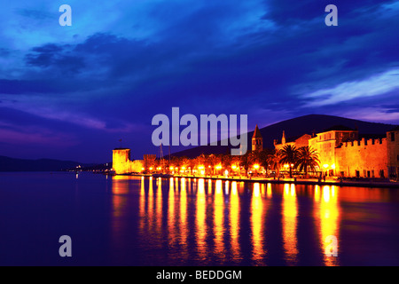 Uferpromenade in Abend in Trogir, Kroatien Stockfoto