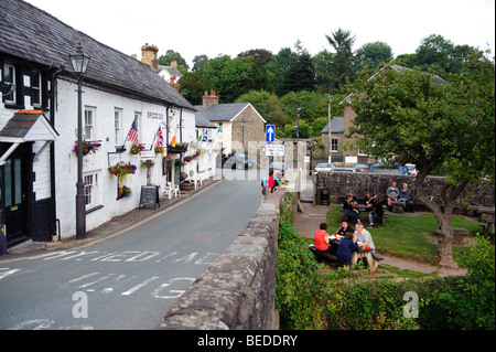 Garten Sie Sommerabend in The Bridge End Inn Pub und Bier am Fluss Usk in Crickhowell, Powys Mid Wales UK Stockfoto