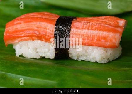 Sushi mit Surimi, künstliches Krabbenfleisch, auf einem Bananenblatt Stockfoto