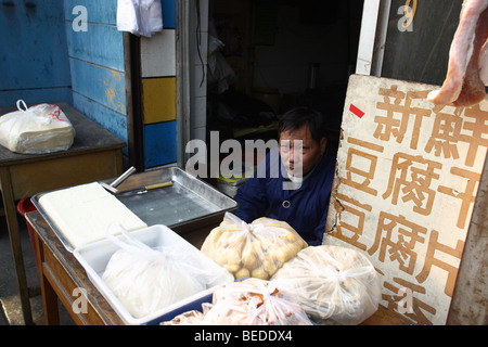 Händler in einem Hutong, einer engen Gasse im alten Teil der Stadt, Peking, China, Asien Stockfoto