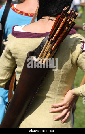 Bogenschießen-Wettbewerb. Open-Air-Mittelalterfest in Ogrodzieniec Burgruinen. Polen. Stockfoto