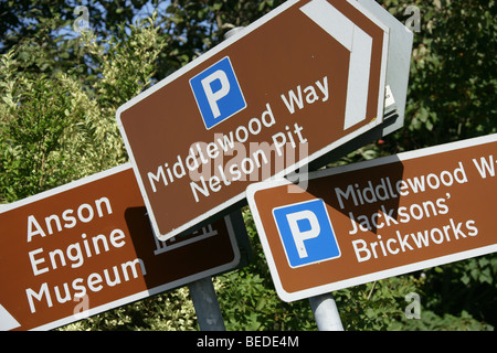 Dorf von höheren Poynton, England. Braune touristische Richtung, Parkplätze und Informationen Verkehrszeichen bei höheren Poynton. Stockfoto