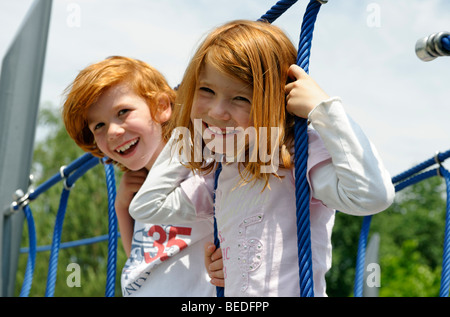 Kinder spielen auf einem Klettergerüst auf dem Spielplatz Stockfoto