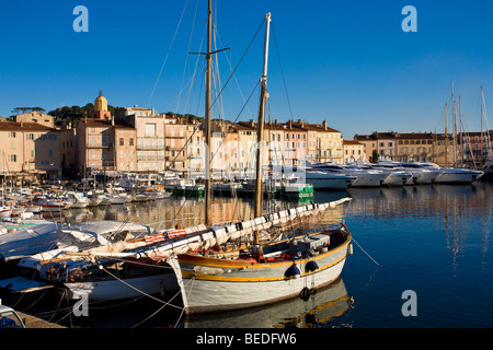 SAINT-TROPEZ HAFEN, VAR, FRANKREICH Stockfoto