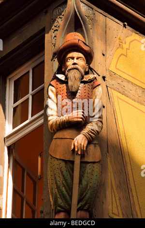 SKULPTUR DEKORATION EINES HAUSES IN DER INNENSTADT Stockfoto